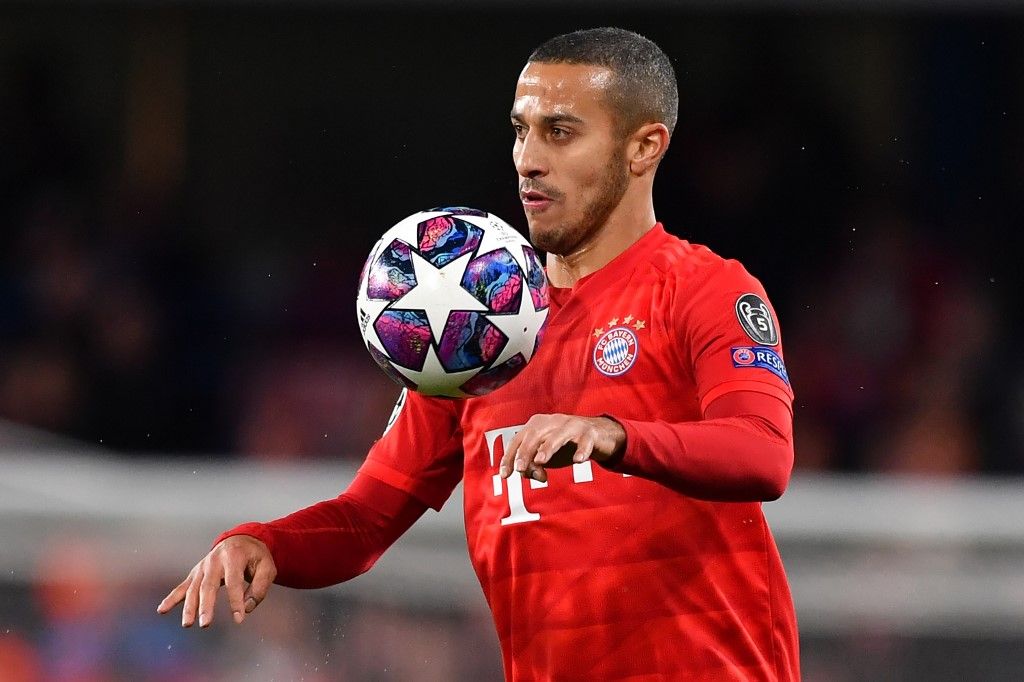 Thiago (FILES) This file photo taken on February 25, 2020 shows Bayern Munich's Spanish midfielder Thiago Alcantara playing the ball during the UEFA Champion's League round of 16 first leg football match between Chelsea and Bayern Munich at Stamford Bridge in London. - Thiago Alcantara is reportedly stalling on extending his Bayern Munich contract with the Spain midfielder, who has been linked to Liverpool, said to be considering leaving the German champions after seven years. (Photo by Ben STANSALL / AFP)