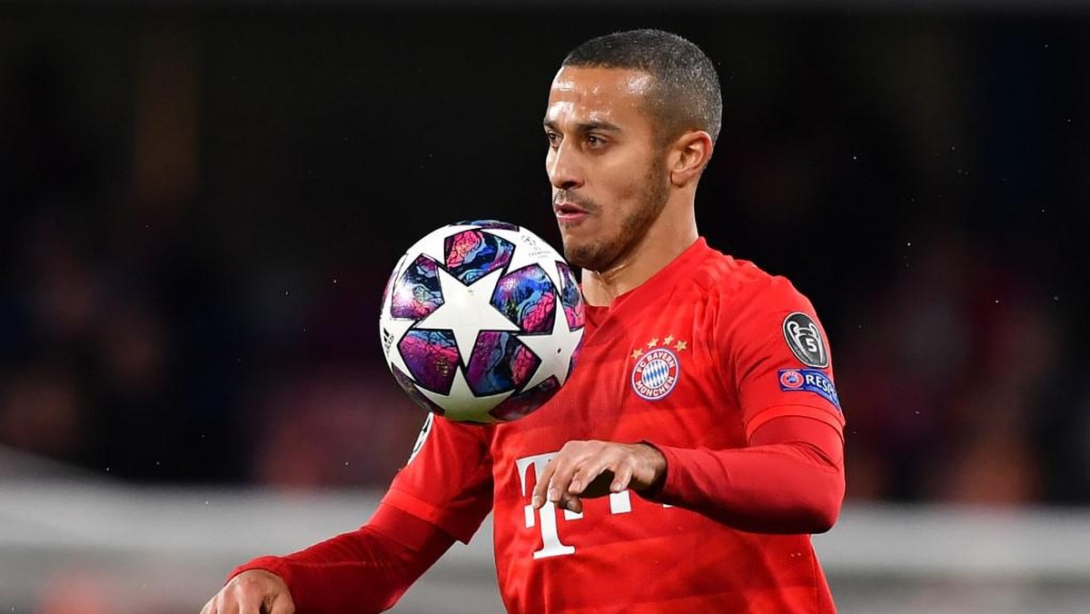 Wayne Rooney berharap Thiago Alcantara tidak gabung Liverpool (Foto: AFP/BEN STANSALL)