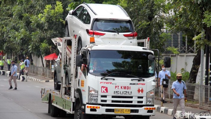 Truk logistik
