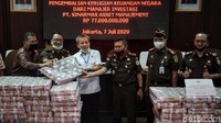 Kejaksaan Agung (Kejagung) melakukan eksekusi barang bukti terhadap terpidana kasus korupsi kondensat, Honggo Wendratno, atas putusan 16 tahun penjara.