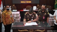 Kejagung mengeksekusi kilang minyak dan uang senilai Rp 97 miliar untuk diserahkan ke kas negara.