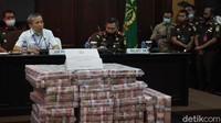 Ali menyebut dalam kasus kondensat ini, terpidana wajib membayar uang pengganti senilai USD 128 juta. Ali mengatakan perkara kasus korupsi kondensat merugikan keuangan negara sebesar Rp 35 triliun.