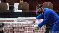 Selain itu, Honggo dihukum membayar uang pengganti USD 128 juta (pidana pengganti penjara 6 tahun). Serta barang bukti berupa kilang Tuban LPG Indonesia (TLI) dirampas untuk negara cq Kementerian Keuangan RI, dan barang bukti berupa uang Rp 97 miliar dirampas untuk negara.