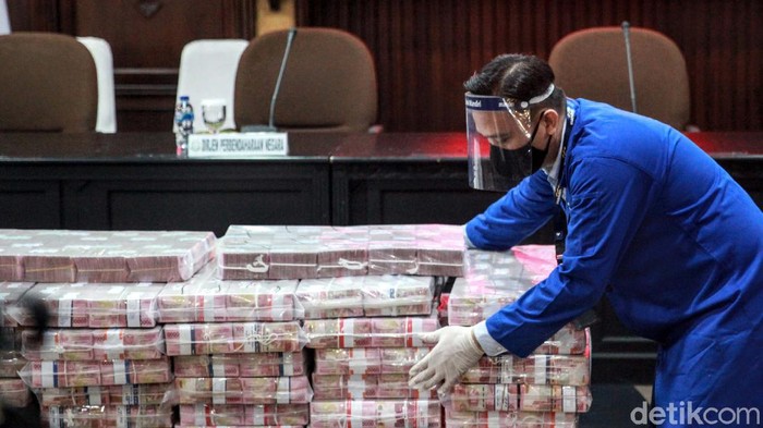 Kejaksaan Agung mengeksekusi barang bukti terpidana kasus korupsi kondensat, Honggo Wendarto. Kejagung mengeksekusi kilang minyak dan uang senilai Rp 97 miliar.