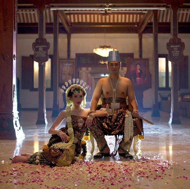 Varsha Strauss beberapakali menunjukkan kecintaannya pada batik. Pada hari pernikahannya dengan Pandji Trihatmodjo yang digelar pada 3 Agustus 2018, Varsha pun tampil cantik dengan kebaya putih dan kain batik. Dia juga melakukan pemotretan bersama Panji menjadi pengantin Jawa yang memakai baju dodot batik. Foto: Instagram @varshaadhikumoro