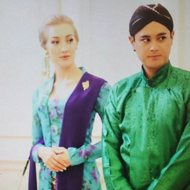 Berkebaya sudah beberapakali dilakukan Varsha Strauss yang merupakan keturunan Austria itu. Sejak masa pacaran dengan Pandji pun, anak dari musisi klasik Austria Johann Strauss II itu sudah tampil berkebaya. Seperti di foto ini, Varsha bergaya kompak dengan Pandji memakai busana adat Jawa berwarna hijau saat menghadiri pernikahan putri Ari Sigit, Putri Ariyanti Haryo Wibowo. Foto: Instagram @varshaadhikumoro