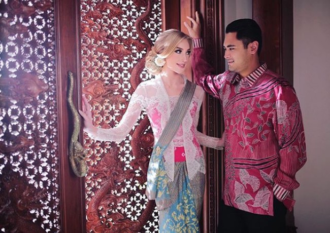 Mengunggah foto pada Juni 2020 mengenakan kebaya yang sama dengan yang dikenakannya pada 2017, Varsha Strauss kembali menjadi atensi. Netizen memuji kecantikannya dan bentuk tubuhnya yang tetap langsing padahal sudah melahirkan seorang putri. Foto: Instagram @varshaadhikumoro