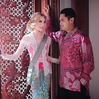 Mengunggah foto pada Juni 2020 mengenakan kebaya yang sama dengan yang dikenakannya pada 2017, Varsha Strauss kembali menjadi atensi. Netizen memuji kecantikannya dan bentuk tubuhnya yang tetap langsing padahal sudah melahirkan seorang putri. Foto: Instagram @varshaadhikumoro