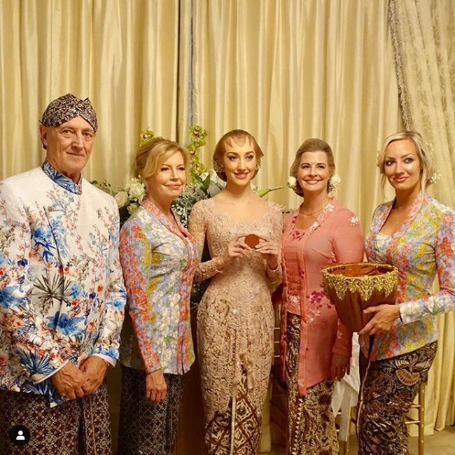 Sebelumnya saat acara midodareni menjelang pernikahannya dengan Panji, Varsha Strauss juga memakai kebaya. Bahkan seluruh keluarganya pun tampil dengan busana adat Jawa. Foto: Instagram @verakebaya