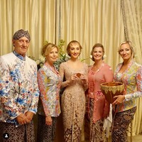 Sebelumnya saat acara midodareni menjelang pernikahannya dengan Panji, Varsha Strauss juga memakai kebaya. Bahkan seluruh keluarganya pun tampil dengan busana adat Jawa. Foto: Instagram @verakebaya