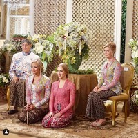 Varsha memesona dengan kebaya pink rancangan desainer Vera Kebaya atau Vera Anggraini saat prosesi siraman menjelang pernikahannya dengan Panji Trihatmodjo. Ibunya dan kakaknya Nita Strauss juga memakai kebaya kutu baru seperti yang dikenakannya. Sedangkan ayahnya mengenakan beskap.Foto: Instagram @verakebaya