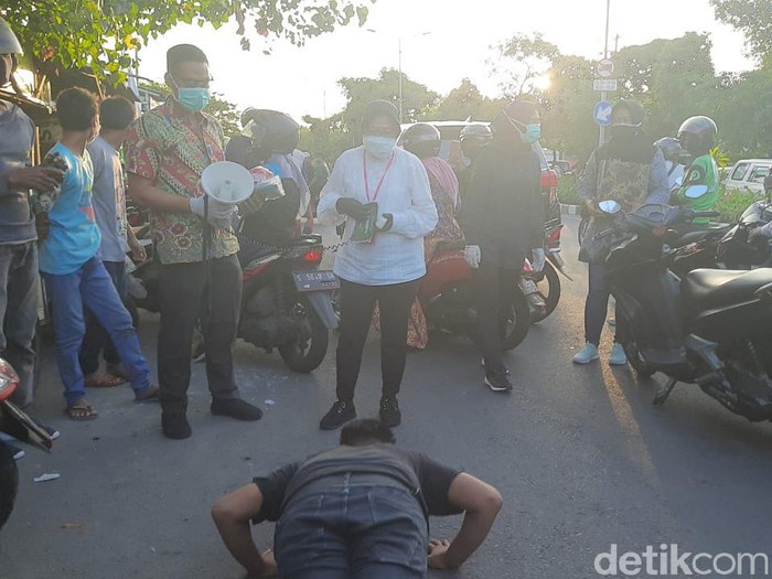 Wali Kota Surabaya Tri Rismaharini melakukan sidak pemggunaan masker ke jalan. Sambil sidak, Risma juga membagikan masker.
