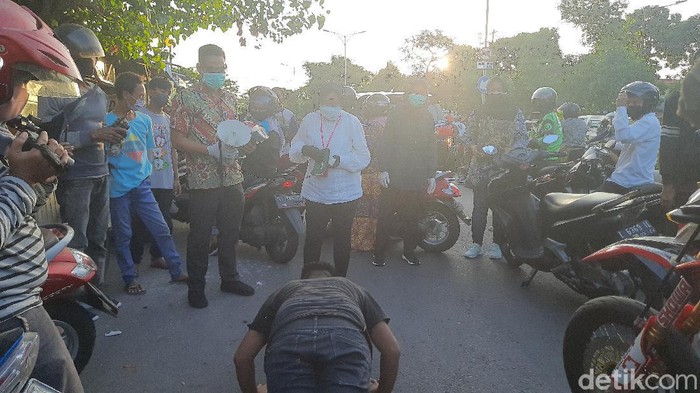 Wali Kota Surabaya Tri Rismaharini melakukan sidak kepatuhan warga akan protokol kesehatan. Salah satunya penggunaan masker di luar rumah.