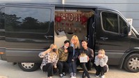 Untuk merayakan kepergian Woo Do Hwan wamil, para staf yang bekerja bersamanya memberikannya surprise kecil-kecilan di mobil. Ia juga mendapatkan satu kue tart lengkap dengan lilinnya. Foto: Instagram @wdhwan