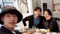 Woo Do Hwan juga masih sering berkumpul dengan kerabatnya di sela-sela kesibukan syutingnya. Begini momennya saat menyantap beragam makanan, ada roti hingga salad. Foto: Instagram @wdhwan