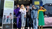 Nah, ini penampakan food truck yang dikirimkan untuk Woo Do Hwan dari teman-teman dekatnnya. Mereka pun berfoto bersama di depan food truck tersebut. Foto: Instagram @wdhwan
