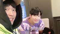 Bersama sahabatnya, Woo Do Hwan masih sempat meluangkan waktu. Ini momennya saat ngopi bersama di salah satu coffee shop. Foto: Instagram @wdhwan