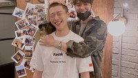 Baru saja kelar membintangi drama Eternal Monarch bersama Lee Min Ho, ini portret kedekatan keduanya. Woo Do Hwan yang telah membotaki rambutnya untuk wajib militer dipeluk hangat oleh Lee Min Ho, terlihat seperti adik kakak ya! Foto: Instagram @wdhwan