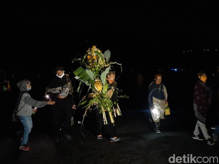 Yadnya Kasada tahun ini berbeda dengan tahun kemarin. Perayaan hari raya Hindu Tengger ini berlangsung khidmat dan sunyi di tengah pandemi Corona, karena tanpa warga luar dan wisatawan.
