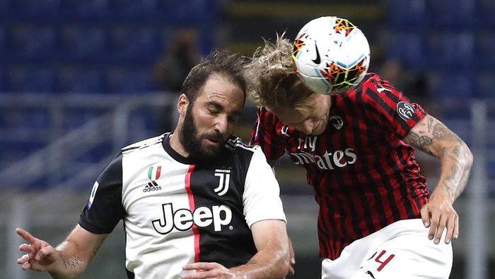 AC Milan, Juventus AC Milans Simon Kjaer, right, jumps for the ball with Juventus Gonzalo Higuain during the Serie A soccer match between AC Milan and Juventus at the San Siro stadium, in Milan, Italy, Tuesday, July 7, 2020. (AP Photo/Antonio Calanni)