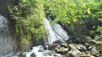 Air terjun ini berlokasi di daerah desa Talang Rendah, kecamatan hulu Palik, Bengkulu Utara. Terlihat sepi dan tidak padat pengunjung saat kami mengunjunginya pada 27 Juli 2020 lalu.
