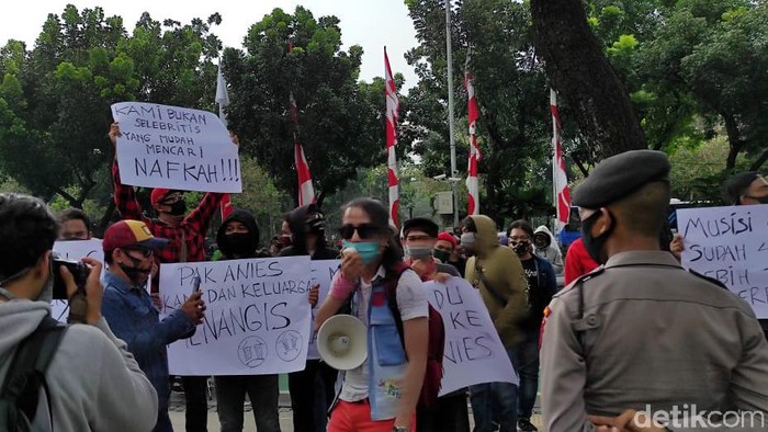 Aksi musisi kafe di depan Kantor Gubernur Anies Baswedan.