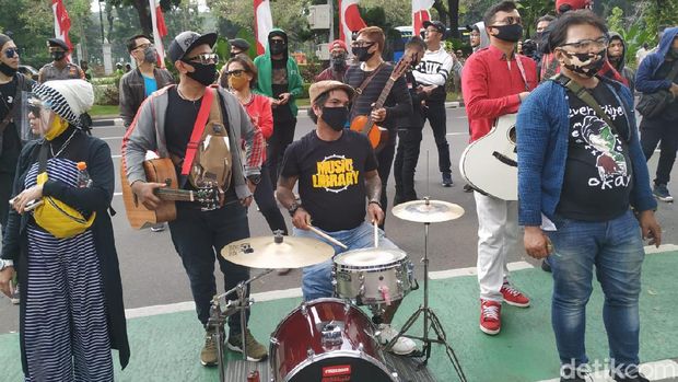 Aksi musisi kafe di depan Kantor Gubernur Anies Baswedan.
