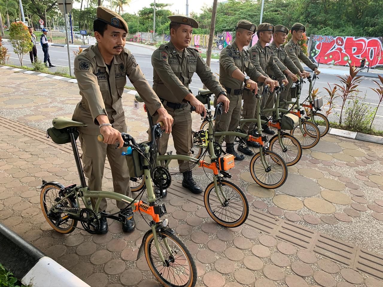 Aksi Satpol PP Makassar pakai Brompton di Losari (dok. Istimewa).
