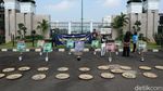 Sambil Bawa Ikan Asin, Massa Demo Omnibus Law di DPR
