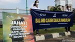 Sambil Bawa Ikan Asin, Massa Demo Omnibus Law di DPR