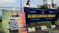 Spanduk dan poster tuntutan dibentangkan di depan pagar gedung DPR.