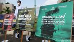 Sambil Bawa Ikan Asin, Massa Demo Omnibus Law di DPR