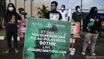 Sambil Bawa Ikan Asin, Massa Demo Omnibus Law di DPR