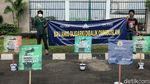 Sambil Bawa Ikan Asin, Massa Demo Omnibus Law di DPR