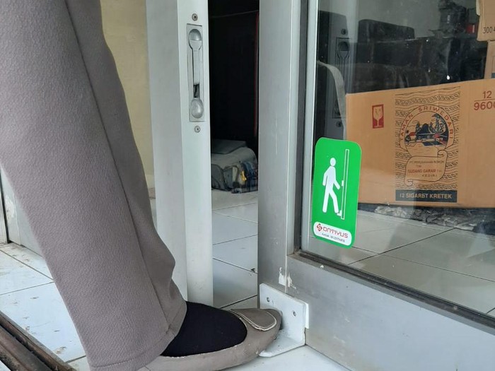 Alat pembuka pintu pencegah penyebaran Corona, Yogyakarta, Rabu (8/7/2020).