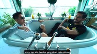 Amrit Punjabi memiliki kamar mandi yang begitu mewah. Namun sang istri, Sanjana Hira mengatakan belum pernah memakai bathup yang ada di sana. Foto: YouTube