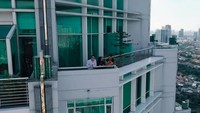 Menempati lantai paling atas, terlihat jelas bagaimana Amrit Punjabi menikmati pemandangan yang ada. Foto: YouTube