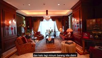 Amrit Punjabi menjadi perbincangan lantaran kediamannya yang mewah banget. Ini adalah ruang tamu kediamannya. Foto: YouTube