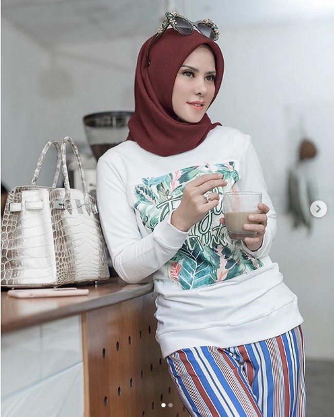 Angel Lelga menjadi salah satu artis Indonesia yang memutuskan untuk menjadi mualaf. Angel resmi menjadi seorang muslim pada tahun 2012. Diketahui bahwa Angel sendiri memiliki darah campuran Belanda, Kalimantan, Tionghoa, dan Manado. Foto: Instagram @angellelga