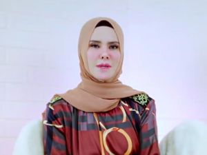 Tangis Ibunda Vicky Prasetyo Lihat Video Penggerebekan Angel Lelga