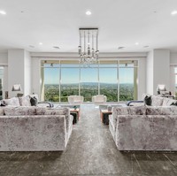 Seperti dikabarkan Daily Mail, apartemen Matthew Perry menempati area seluas 863 meter persegi. Interior warna putih dalam minimalis dengan sentuhan material velvet yang chic mendominasi hunian mewah ini. (Foto: Dok. Mansion Global)