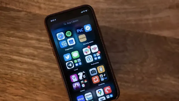 Bocoran iOS 14 yang dijadwalkan meluncur September 2020 ramai dibicarakan. Paling terbaru adalah kemungkinan adanya pemindai QR Code yang memakai Apple Pay.