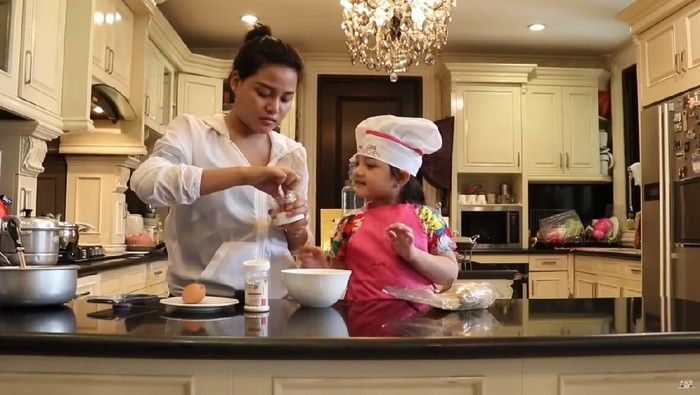 Aurelie Hermansyah masak