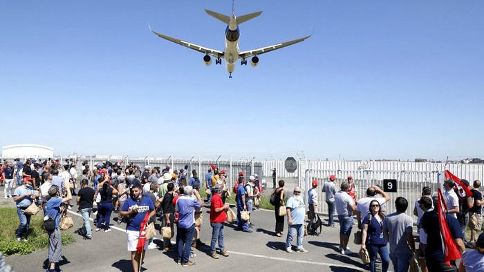Airbus dikabarkan akan melakukan PHK kepada 15 ribu karyawannya. Sejumlah orang pun gelar aksi unjuk rasa di Bandara Toulouse Blagnac terkait rencana Airbus itu