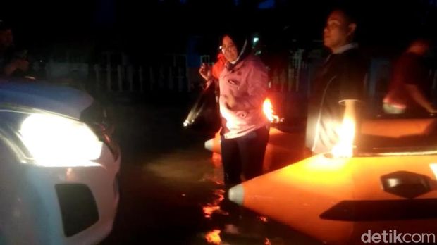 Banjir terjadi di Padang setelah hujan lebat sejak siang tadi (Jeka Kampai/detikcom)