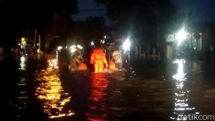 Banjir terjadi di Padang setelah hujan lebat sejak siang tadi (Jeka Kampai/detikcom)