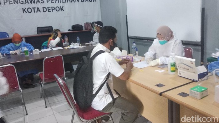 Bawaslu Kota Depok menggelar rapid test gratis bagi staf dan anggotanya