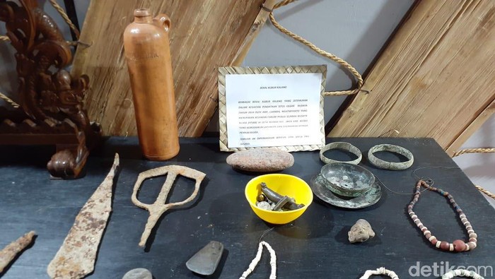 Benda-benda bekal kubur orang Kalang yang diamankan petugas