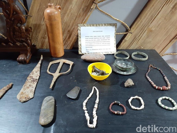 Benda-benda bekal kubur orang Kalang yang diamankan petugas