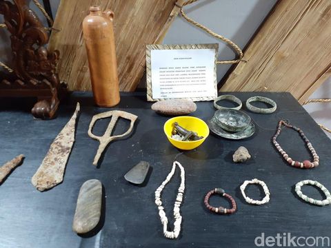 Benda-benda bekal kubur orang Kalang yang diamankan petugas